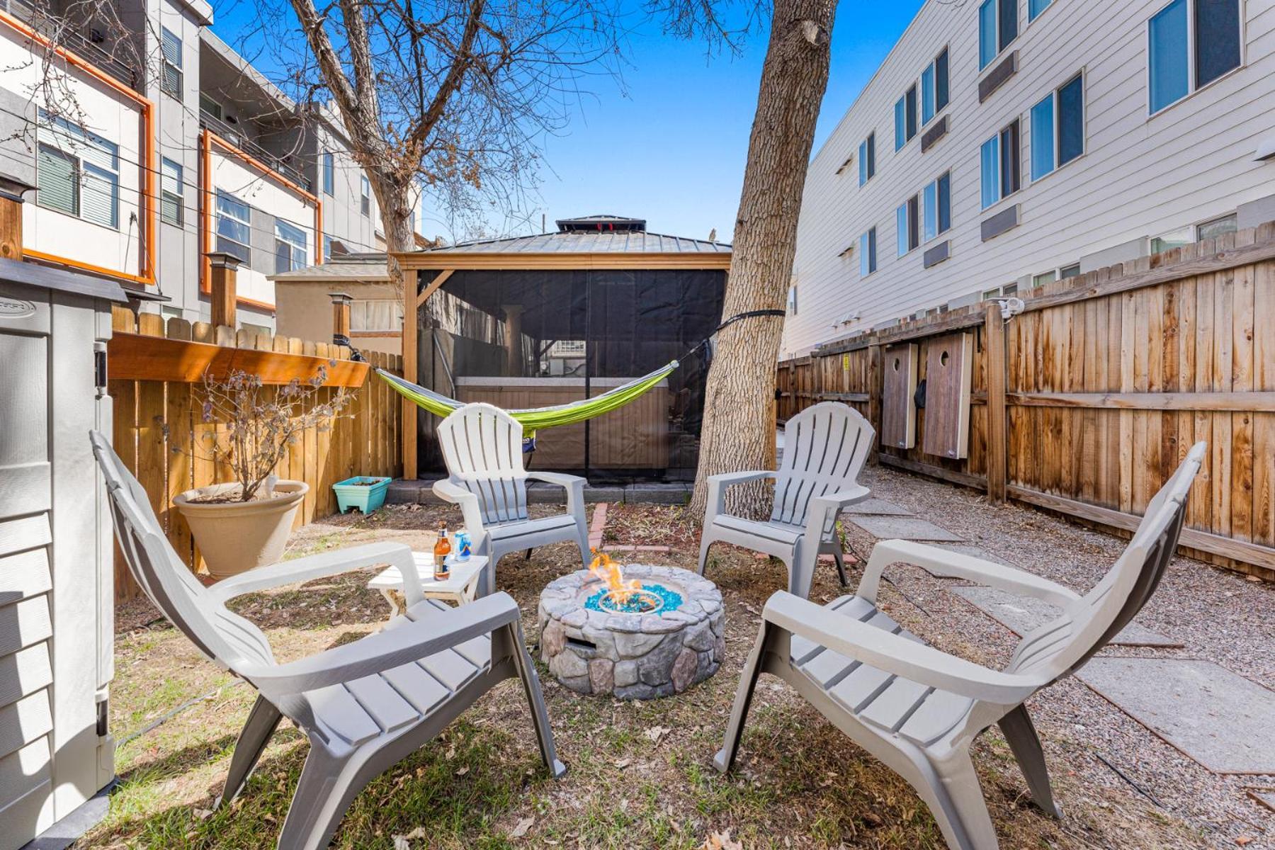 Hot Tub Firepit Pool Table Patio Cozy Downtown Denver Exterior photo